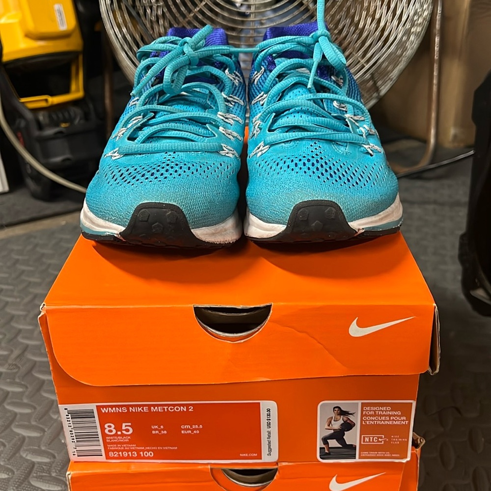 Pre-Owned: Women’s Nike Blue/White Metcon 2 Size 8.5